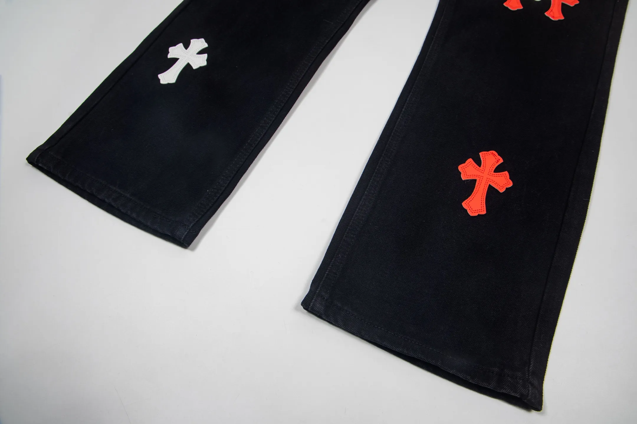 P260 Chrome Hearts Black Pants Sanskrit Red and White Patch Leather Jeans CH jeans need to be washed before being dismantled and then hand-stitched with sheepskin cross leather and then spliced ​​together. The whole piece has too many craftsmanship to explain. The patches are decorated with cross patterns and the high-waisted washed jeans! ! Absolutely high-end luxury products, god-level single products and super popular products, made with top heavy industry, a must-see magic weapon. Customized hardware. The fabric is thick and soft after washing. It has good breathability. Customized small leather label. Unique design. The details are simple and elegant, and the workmanship is exquisite. The entire trousers are neatly routed and the details are in place! It’s so cool that both men and women can easily control the genderless trend! Style number: 1872# Color: black Size: 28 30 32 34